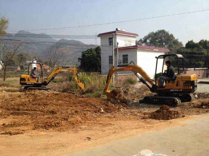 小型挖掘機(jī)